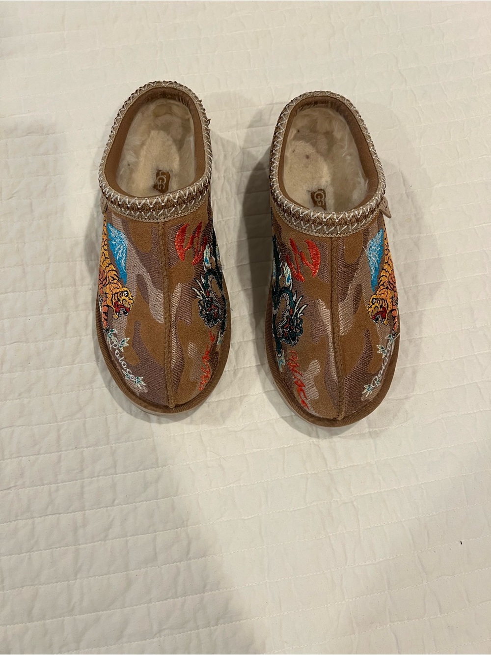 UGG Tasman Slipper
Palace Chestnut Camo
Size: US Men 9.5 EU 43